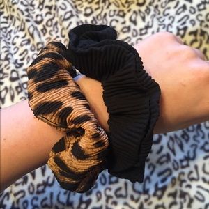 2 set of scrunchies leopard and black